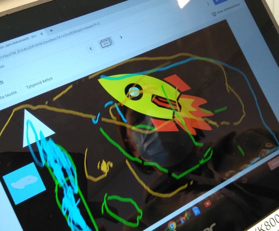 Lapsen avaruusaiheinen piirros Chromebookilla