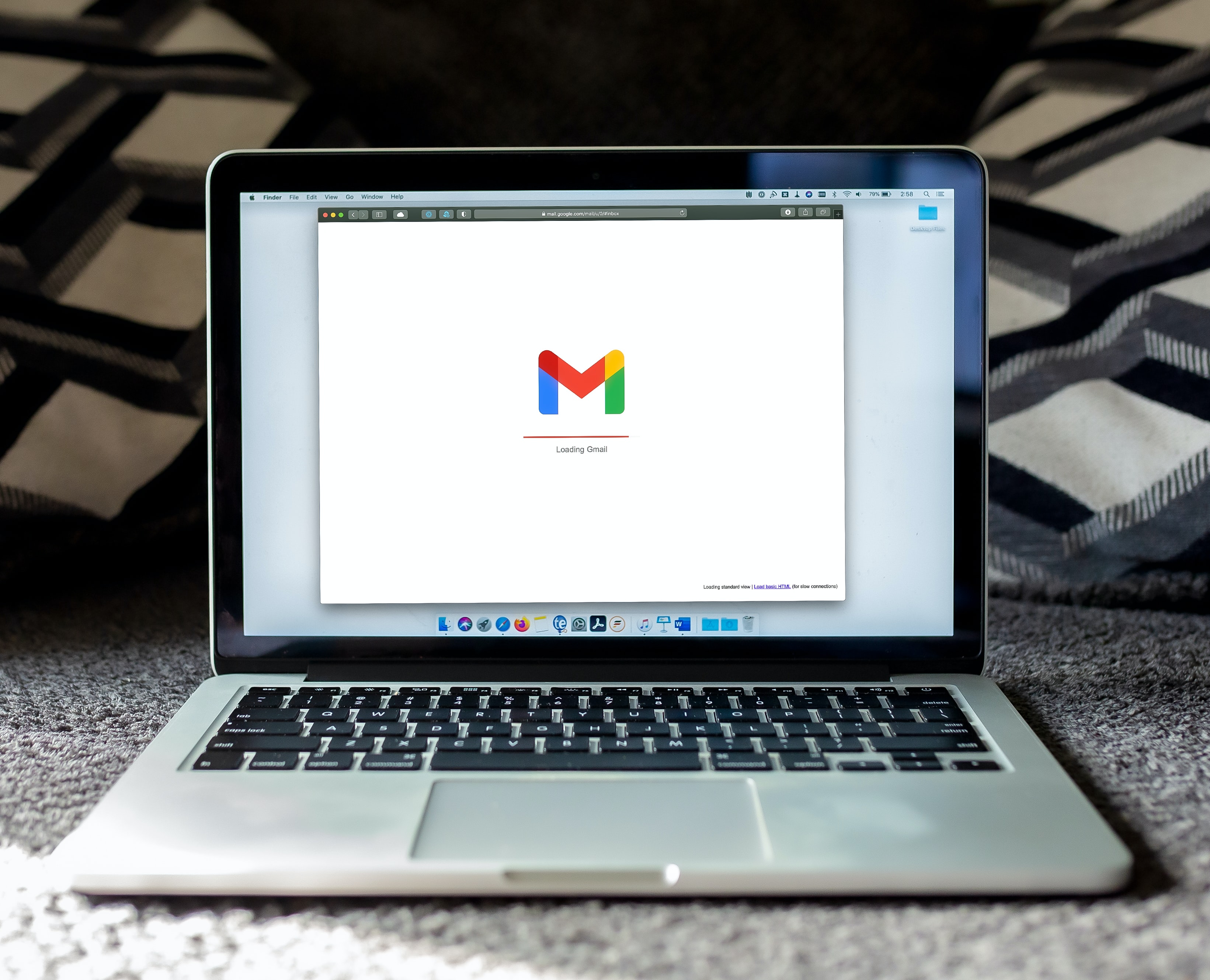 Chromebook avoinna pöydällä